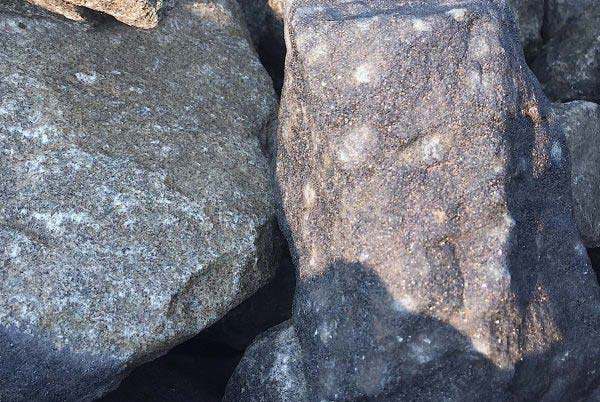 Drift Grey Random Quartzite Drypack Cladding — split-face quartzite, close-up of the split face