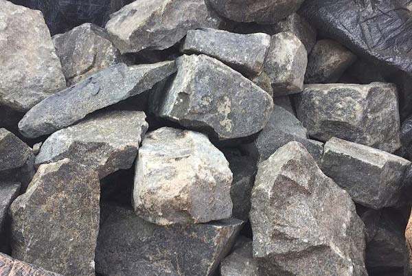 Drift Grey Random Quartzite Drypack Cladding — split-face quartzite, stacked on a pallet with loose pieces in front